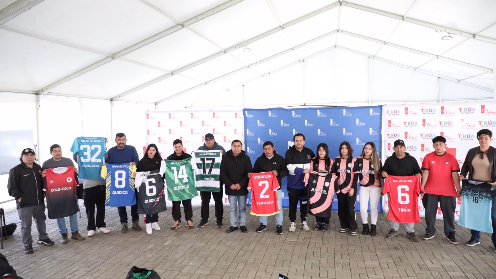 Compromiso cumpido: alcalde José Linco encabezó la entrega de indumentaria a 11 clubes deportivos de Tirúa