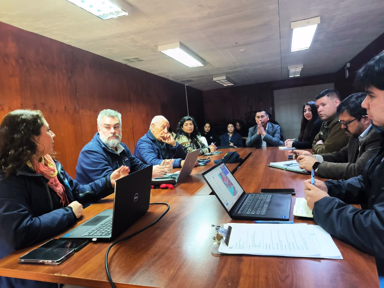 Alcalde José Linco y Director Senapred lideraron reunión de trabajo: comienza coordinación para simulacro de sismo el próximo 7 de noviembre