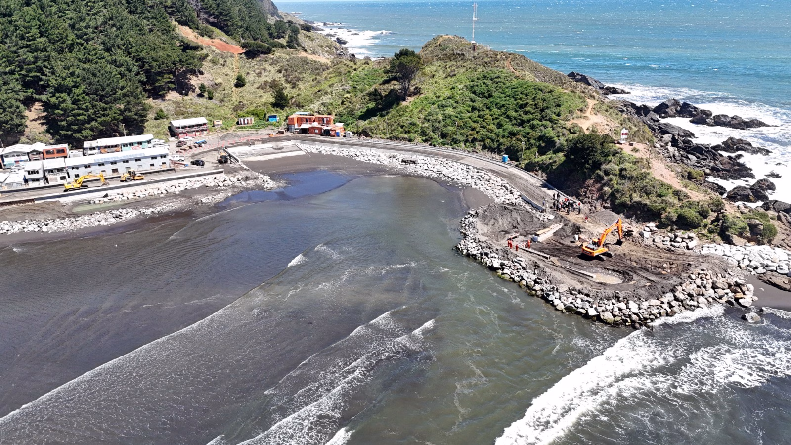 Alcalde José Linco y ministra MOP lideran inspección en terreno de avance de obras de Frente de Atraque de Quidico