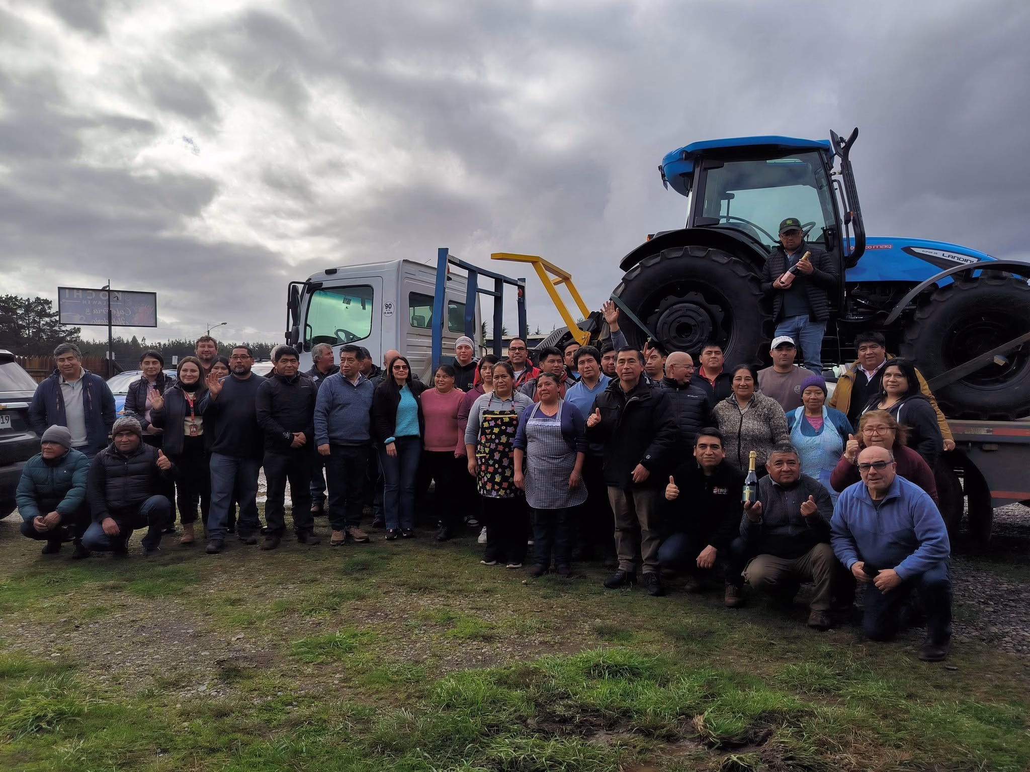 Acompañamos a la comunidad Kellgko en la entrega oficial de un tractor y trituradora con fondos Conadi