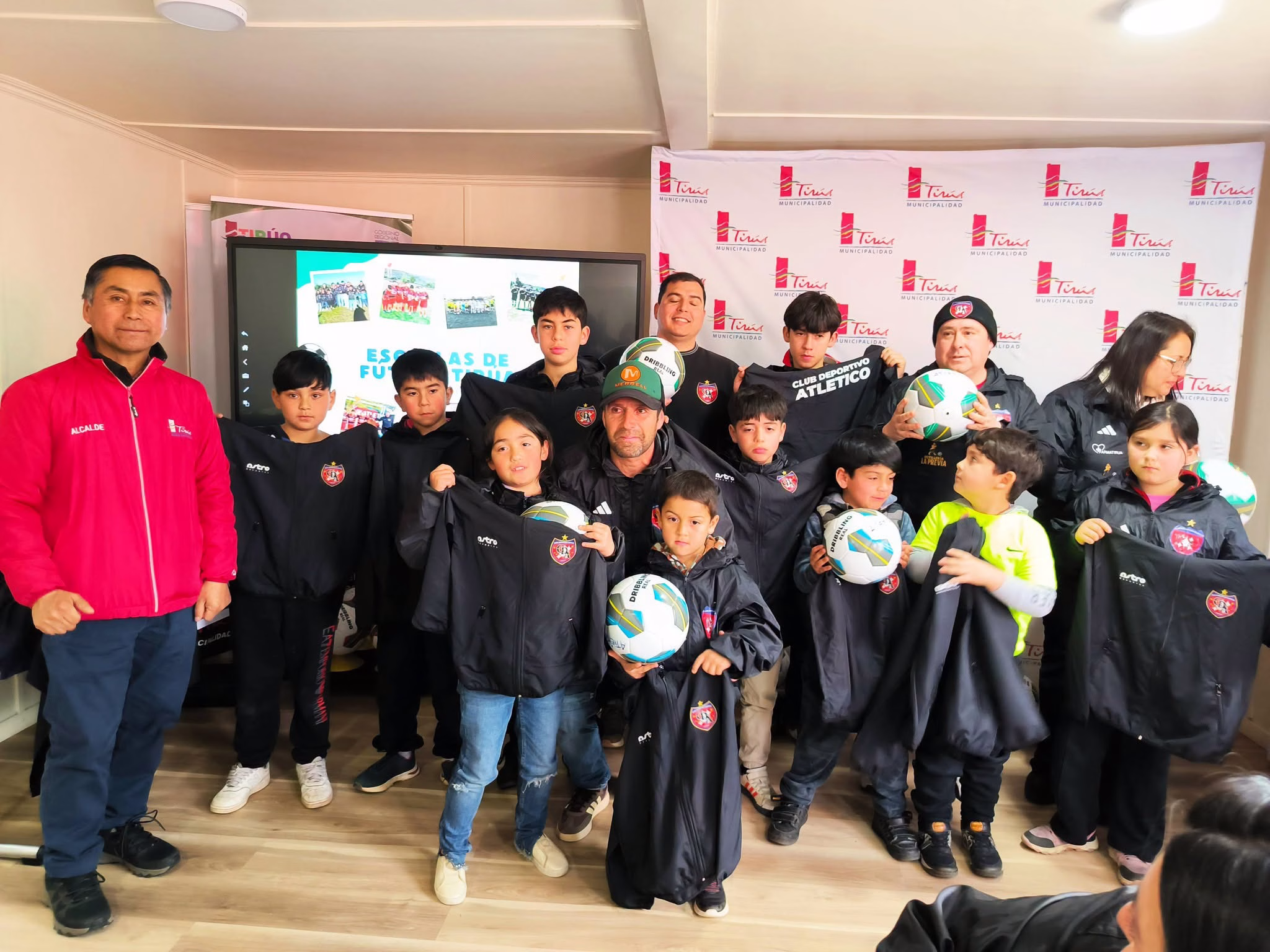 Apoyamos a los nuevos talentos tiruanos: entregamos indumentaria deportiva a 3 escuelas de fútbol